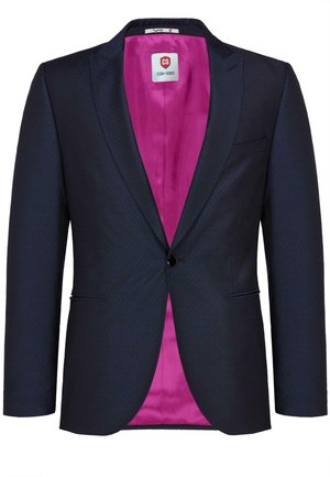 Navyblauwe blazer met subtiele geweven structuur, enkele zwarte knoop, geknopfde revers en een levendig roze satijnen binnenvoering.
