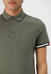 Tommy Hilfiger FLAG CUFF  - Polo - battle green