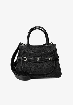 Borsa a mano in pelle nera con texture a grana, dotata di due manici superiori, tracolla staccabile, tasca frontale e dettagli in metallo argentato.