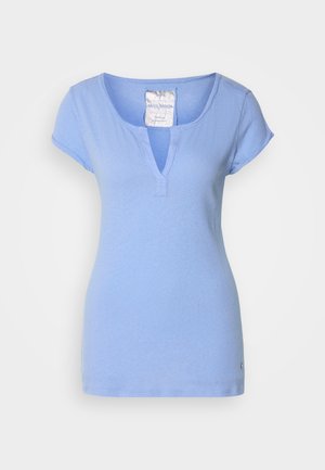 Lys blå bomull T-skjorte med V-hals, korte ermer og subtil sømdetalj. Har en liten logo nær kanten.