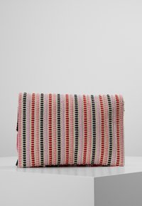 Borsa rettangolare intrecciata nei colori rosa, rosso, nero e crema a righe. Presenta una superficie testurizzata con chiusura a patta e hardware minimale.