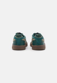 Puma CLUB II ERA UNISEX - Sportcipő - dark myrtle/oak branch/gum