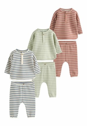 Trois ensembles de hauts bébé à manches longues rayés et pantalons assortis en rose poussiéreux, vert sauge et crème avec bleu marine.