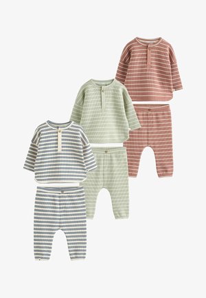 Trois ensembles de hauts bébé à manches longues rayés et pantalons assortis en rose poussiéreux, vert sauge et crème avec bleu marine.