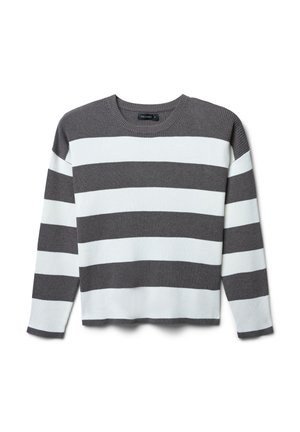 Pull gris et blanc à rayures avec une texture côtelée, col rond et manches longues, présentant un design court et une coupe décontractée.