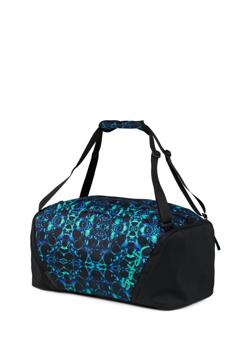 Schwarze Duffle-Tasche mit einem blauen und türkisfarbenen abstrakten Muster, ausgestattet mit zwei schwarzen Schultertragegurten und einem Reißverschluss-Hauptfach.