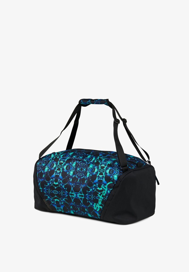 Schwarze Duffle-Tasche mit einem blauen und türkisfarbenen abstrakten Muster, ausgestattet mit zwei schwarzen Schultertragegurten und einem Reißverschluss-Hauptfach.