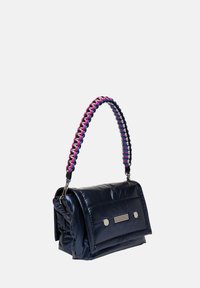 Sac à main matelassé de couleur marine avec une forme structurée, muni d'une poignée tissée colorée, d'accents en métal argenté et d'une finition texturée.