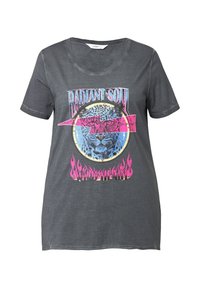 Grå bomulds t-shirt med et leopard grafik i blå, pink og gul, med teksten "RADIANT SOUL" og røde flammeakcenter. Kortærmet.