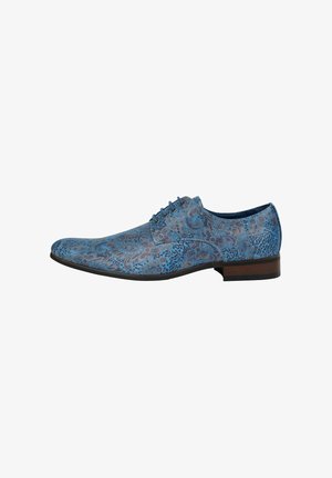 Blauwe schoenen met paisleypatroon, leren bovenwerk, puntige neus, vijf oogjes en een lage gestapelde hak. Gladde textuur met een glanzende afwerking.