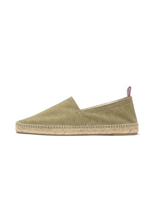 Espadrille en toile vert olive avec semelle en jute tressé et languette rayée rouge, blanche et bleue au talon.