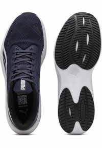 Chaussures de sport navy avec tige en maille, accents noirs et semelle blanche. Présente le logo PUMA sur la languette et un design de semelle extérieure en caoutchouc texturé.