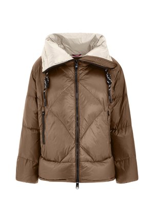 Bruine pufferjas met een beige gevoerde capuchon, ritssluiting aan de voorkant, diagonaal stikpatroon en twee ritszakken aan de zijkant voor opbergruimte.