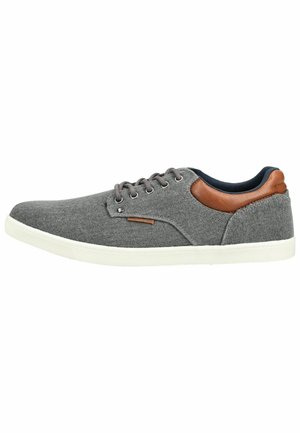 Zapatilla casual de tela gris con detalles en cuero marrón, cordones gris oscuro, suela de goma blanca y cuello bajo acolchado.