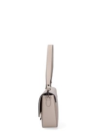 Borsa a mano in pelle beige con design strutturato, tracolla regolabile e accessori in argento lucido. Forma rettangolare compatta.