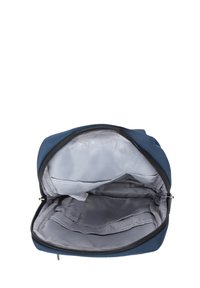 Borsa di tessuto blu navy con apertura con zip, dotata di un interno grigio, molteplici scomparti e una superficie liscia.