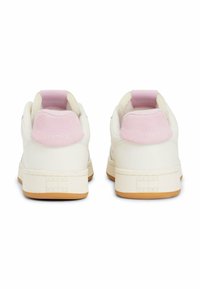 Sneakers bianchi con tomaia in pelle liscia, dettagli in suede rosa sul tallone e suola in gomma; presentano un'incisione del logo sul tallone.