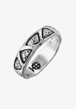 Anello in argento sterling con un design texturizzato e accenti neri, modellato in una fascia arrotondata, che mostra motivi triangolari sulla superficie.