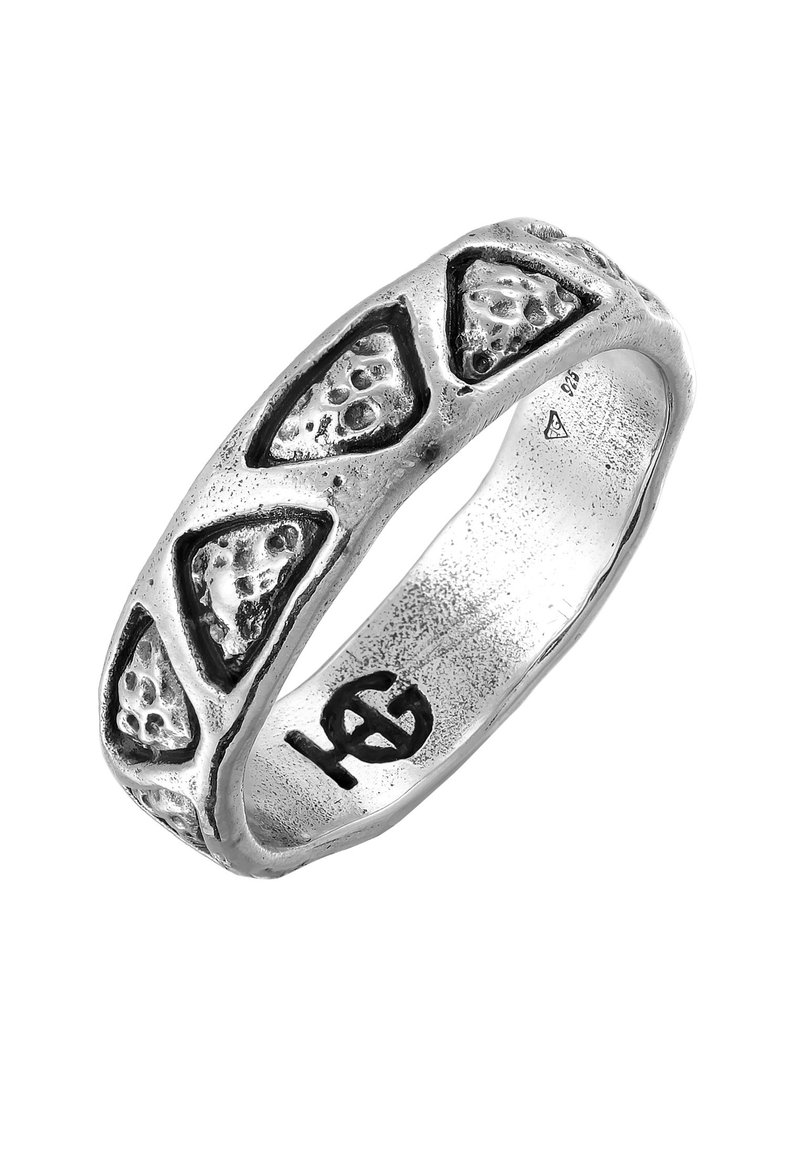 Anello in argento sterling con un design texturizzato e accenti neri, modellato in una fascia arrotondata, che mostra motivi triangolari sulla superficie.