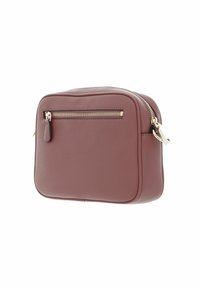 Bolso cruzado de cuero marrón con un bolsillo delantero con cremallera, textura suave, forma rectangular y detalles en hardware dorado.