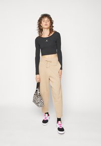 Nike Sportswear PHOENIX W NSW STYLE FLC HR PANT CURVE - Calças de fato de treino - beige