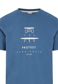Mėlynas medvilninis marškinėlis su grafiniu atspaudu, vaizduojančiu riedlentę ir banglentes, su tekstu "POV PROTEST SPORTSWEAR EST.93" baltos spalvos.