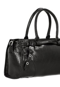 Sac à main en cuir noir avec finition brillante, deux poignées courtes, fermeture éclair sur le dessus et détails décoratifs en métal argenté sur les côtés.