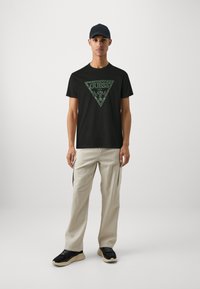 Guess TRIANGLE  - T-shirt med print - jet black