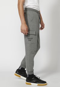 Koroshi LARGO - Donji dijelovi trenirke - gris medio vigoré   dark grey vigore