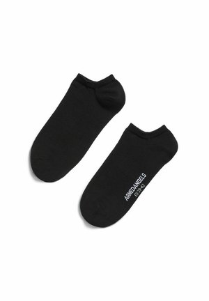 Paire de chaussettes basses noires avec marquage blanc "ARMEDANGELS" et informations de taille sur une chaussette, présentées sur fond blanc.