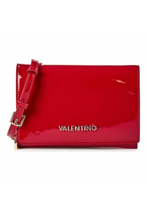 Bolso de mano Valentino rojo brillante con correa ajustable y logotipo en tono dorado en la solapa frontal sobre fondo blanco.