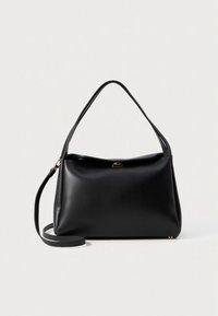 Musta keinonahkainen käsilaukku, jossa on jämäkkä muoto, yksittäinen olkahihna ja magneettinen suljin. Varustettu hienovaraisilla kullanvärisillä metalliosilla.