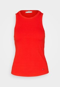Rode geribbelde tanktop met een ronde halslijn, mouwloos ontwerp en een logo-accent aan de zoom. Gemaakt van lichtgewicht, gestructureerde stof.