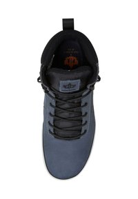 Mørkeblå sneakers med en glatt skinn-overdel, svart mesh-tunge og svarte snøringer. Har en trekkflik og subtil logo-detalj. Flat gummisåle.