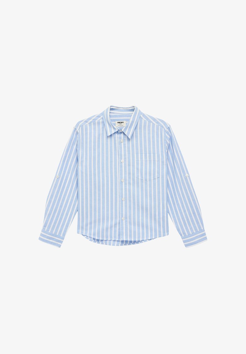 Camisa azul claro de manga larga con rayas blancas verticales, botones en el frente, un bolsillo en el pecho y puños abotonados. Textura de tela suave.