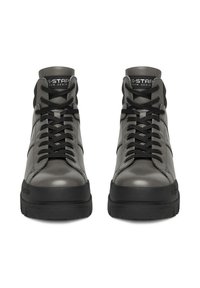 Tumši pelēkas augstās sporta kurpes no ādas ar melnām šņorēm, gumijas zolēm, polsterētām apkaklēm un iegravētu logotipu uz mēles.