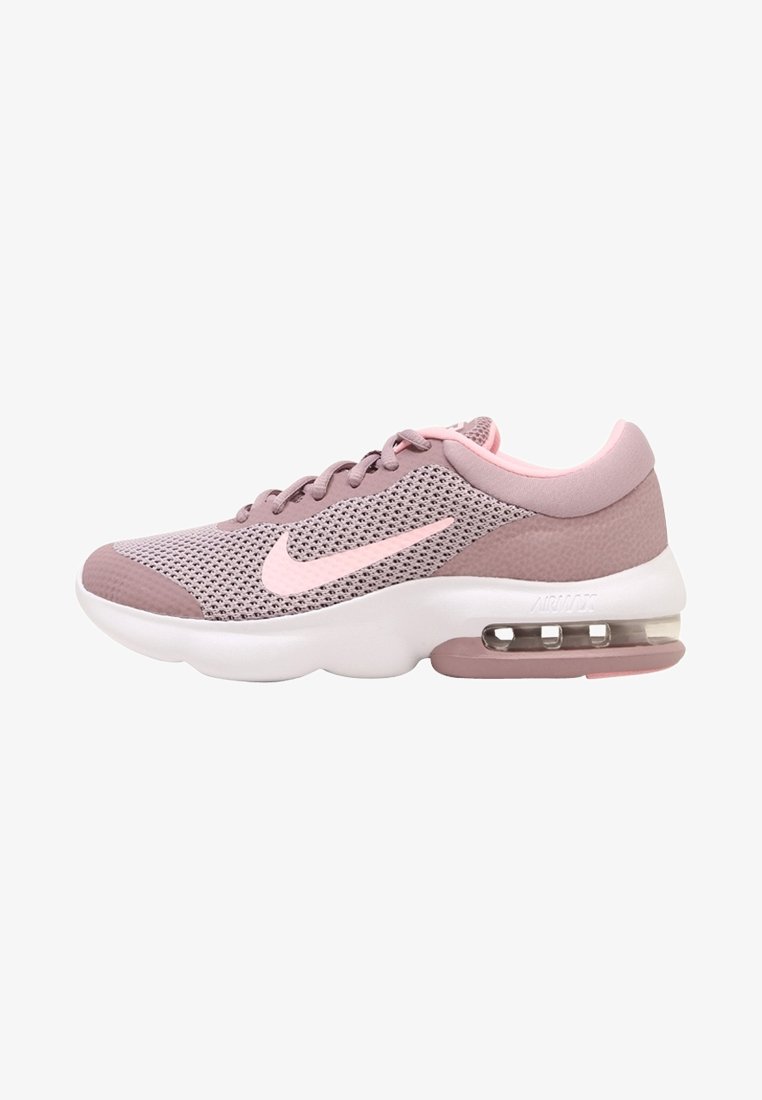 Chaussure de sport Nike en mesh rose clair et mauve avec une semelle blanche rembourrée. Comprend le célèbre swoosh et une amorti d'air visible dans le talon.