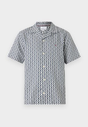 Chemise à manches courtes boutonnée avec motif géométrique en losanges bleu marine et blanc et petit logo sur la poitrine, style col.