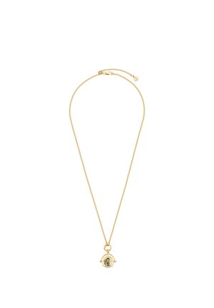 Collar de cadena de oro con un colgante redondo con un diseño verde y marrón y un pequeño marco circular sobre un fondo blanco.