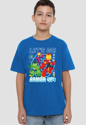 Blaues Baumwoll-T-Shirt mit Cartoon-Superhelden-Grafiken, mit dem Text "LOS GEHT'S! RÜSTEN WIR UNS!" in Weiß und Blau, kurzen Ärmeln und Rundhalsausschnitt.