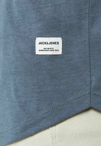Jack & Jones JJENOA TEE CREW NECK - Lihtne T-särk - grisaille
