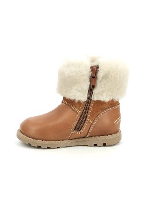 Botte de cheville en cuir marron avec un large revers en fourrure crème, fermeture éclair latérale et semelle en caoutchouc de couleur claire, avec des détails de couture contrastants.
