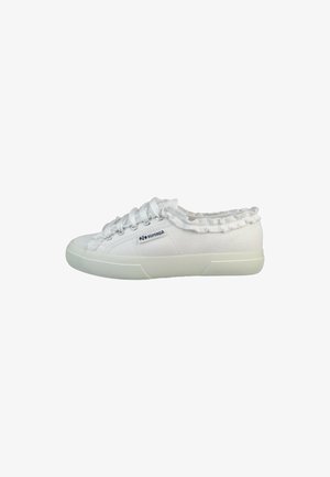 Baskets en toile blanches avec un motif texturé, présentant un col frangé, un bout rond et une semelle en caoutchouc, marquées "Superga" sur le côté.