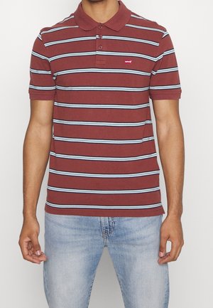 Polo bordeaux avec des rayures horizontales bleues, patte de boutonnage à trois boutons, et logo Levi's sur la poitrine gauche, fabriqué en coton doux.
