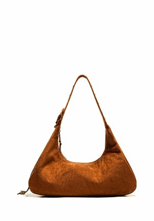 Sac à bandoulière en suède marron avec une forme triangulaire courbée. Présente des accents métalliques décoratifs et une surface douce et texturée. Design de poignée élégant.