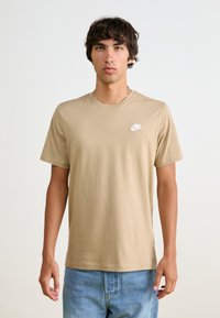 Nike Sportswear CLUB TEE - Navadna majica - khaki