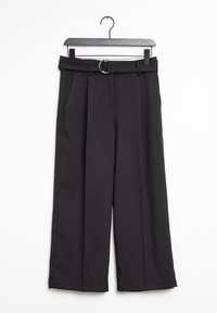 Czarne spodnie o szerokich nogawkach wykonane z gładkiego materiału. Posiadają pasek z okrągłą metalową klamrą, fałdy z przodu oraz kieszenie boczne.