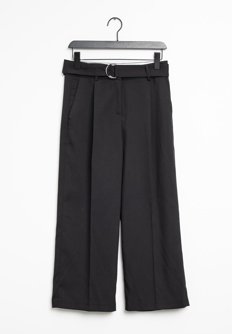Czarne spodnie o szerokich nogawkach wykonane z gładkiego materiału. Posiadają pasek z okrągłą metalową klamrą, fałdy z przodu oraz kieszenie boczne.