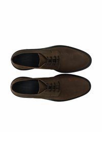 Chaussures en cuir marron avec une finition lisse, bout rond et léger éclat. Dotées de semelles en caoutchouc noir et d'un système de laçage avec trois œillets.