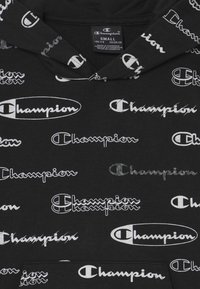 Felpa nera con cappuccio caratterizzata da un motivo ripetuto del logo "Champion" in bianco e grigio. Tessuto morbido, cappuccio con cordino e tasca frontale. Taglia small.